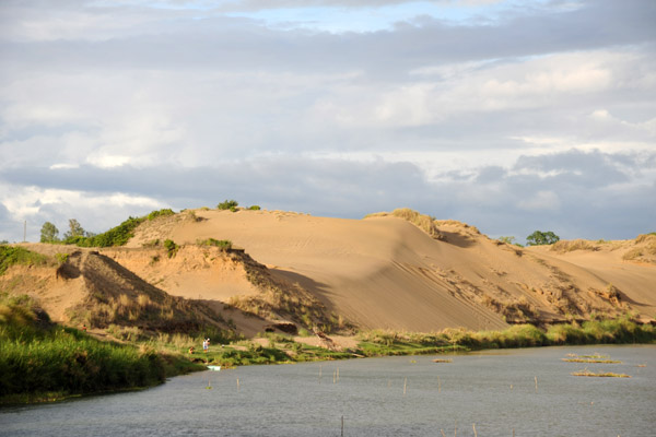Sand dunes along the Laoag River near La Paz