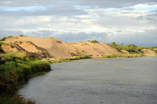 Sand dunes along the Laoag River near La Paz
