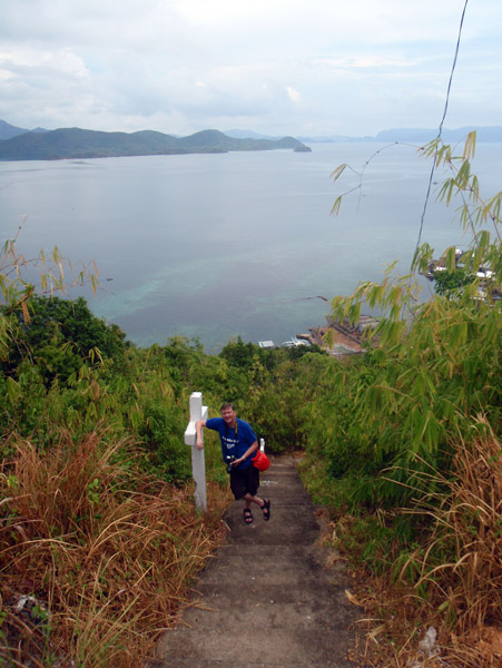 Ca. 300 steps lead up to the statue of Christ at the Agila viewpoint