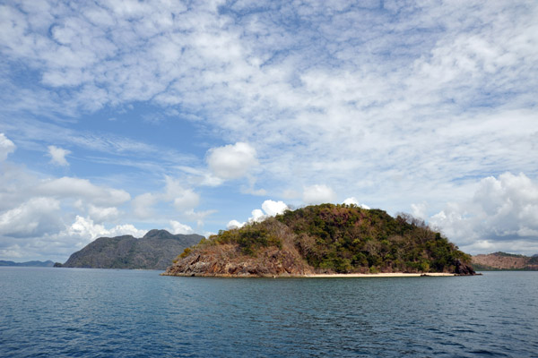 White sand beach on a small island between Apo and Uson Islands
