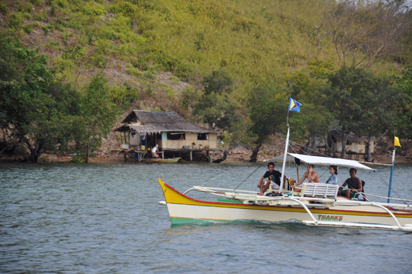 A small banca passing the north shore of Uson Island