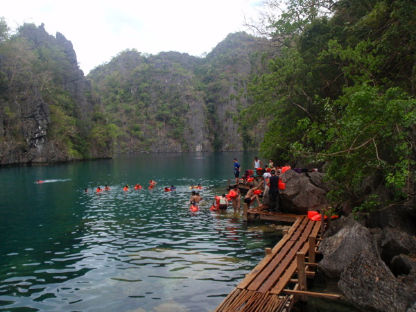 Group tourists in their lifevests, Kayangan Lake