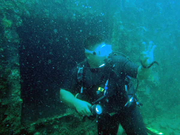 Dive guide preparing for a short penetration
