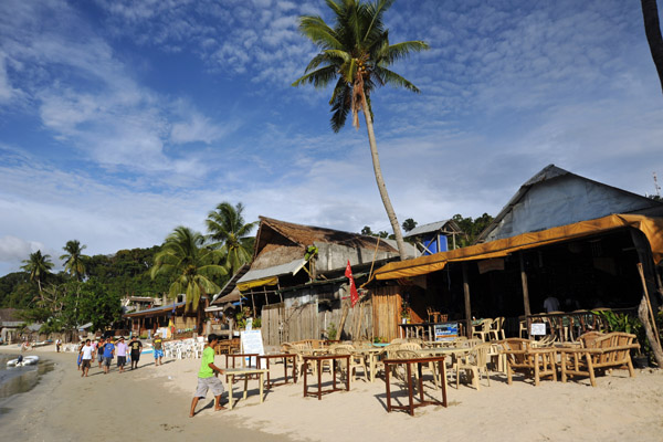 Setting up tables on the beach, El Nido