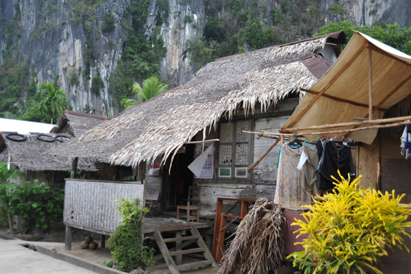 Thatched wooden cottage several blocks from the beach, El Nido