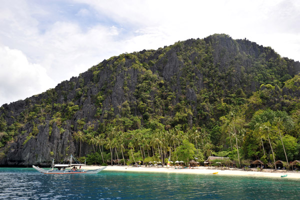 Luckily for non-El Nido Resorts guests, a small beach just north of the private beach is public