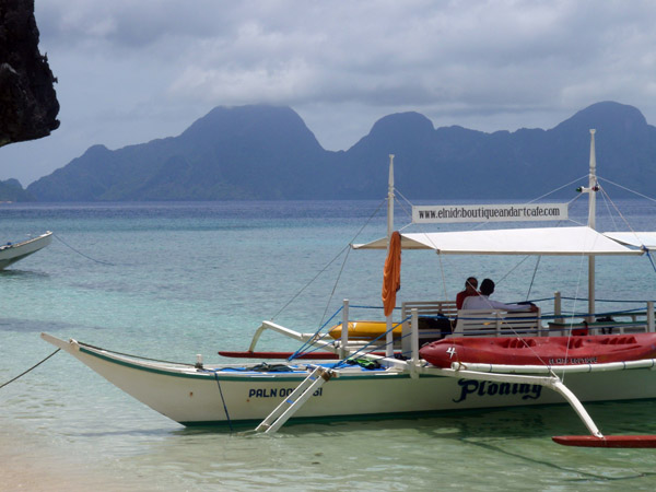 El Nido Cafe uses the small public beach at Entalula Island for lunch