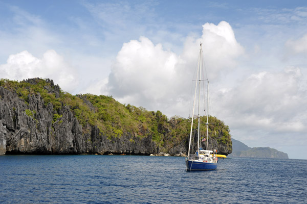 American flagged yacht anchored off Miniloc Island