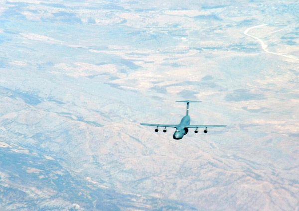 USAF C-5 Galaxy crossing the northern Iraqi border