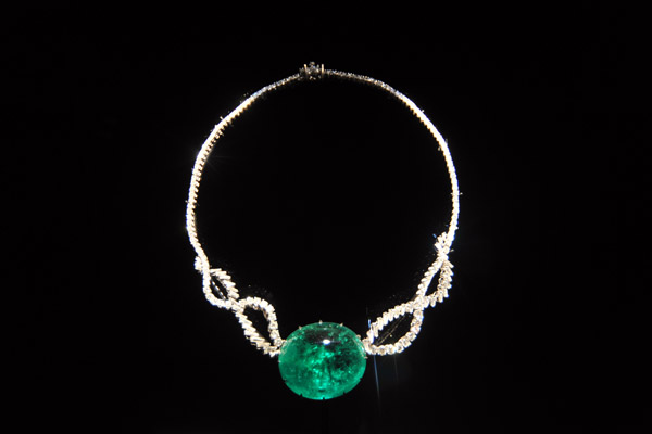 Necklace with diamonds and a 215 carat emerald