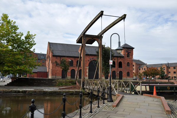 Drawbridge over the Bridgewater Canal at Jacksons Wharf