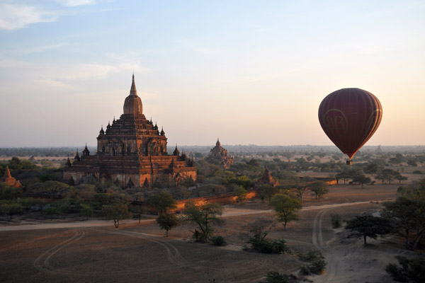 Balloon floating past Sulamani Temple, Bagan