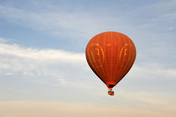 Balloon on approach to landing near New Bagan