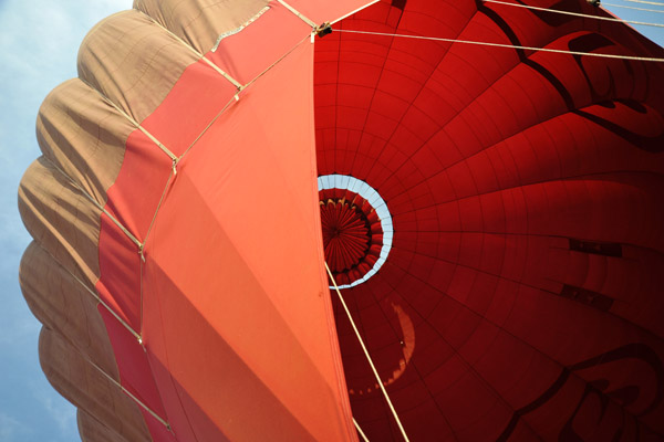 Opening the vent in the top of the balloon