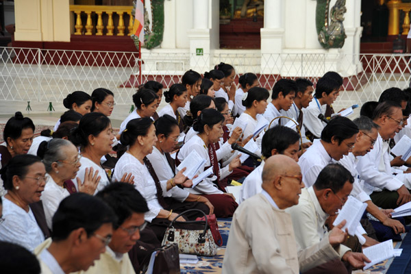 Afternoon prayers at Shwedagon Paya