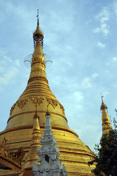 Main zedi (stupa) of Shwedagon Paya