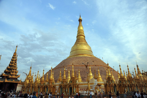 Shewdagon Paya - the Golden Pagoda - 98m