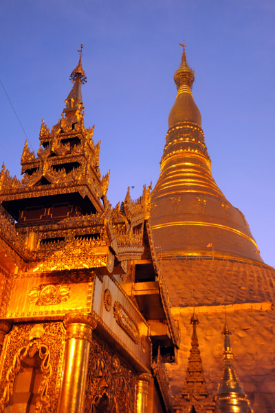 Changing colors, Shwedagon Paya