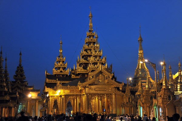 Golden temples of Shwedagon Paya illuminated at night