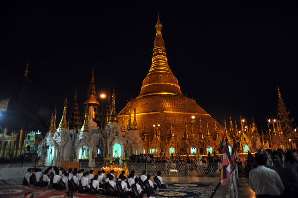 The main stupa of Shwedagon Paya at night