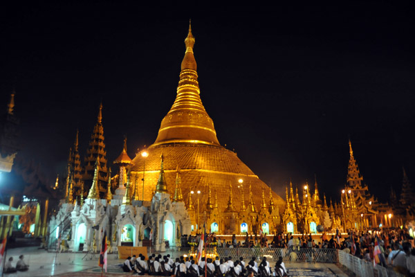 Shwedagon Paya at night