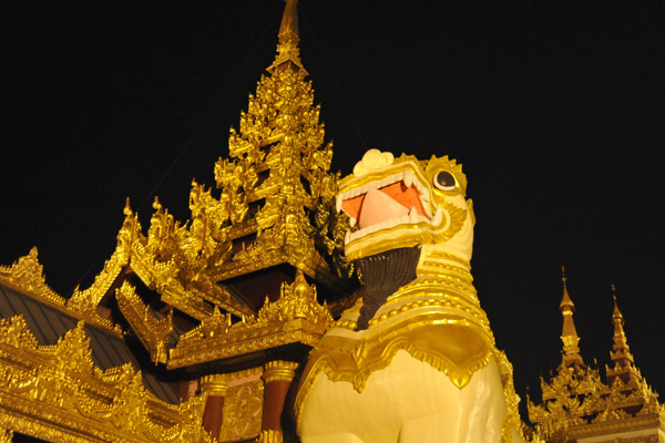 Chinthe guarding the southern entrance to Shwedagon Paya