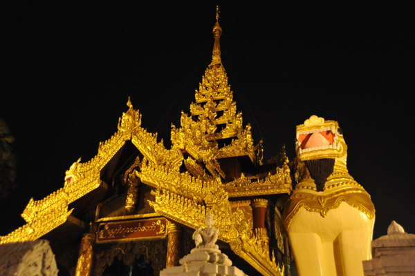 Chinthe guarding the southern entrance to Shwedagon Paya