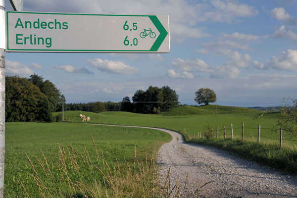 A dirt road heads off into the fields outside Perchting just 6.5 km to Andechs!