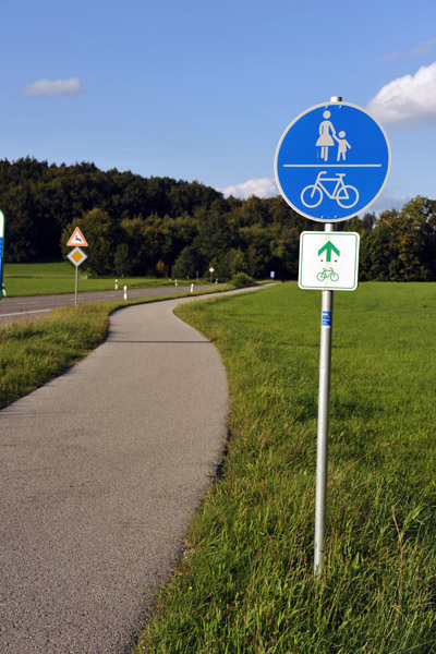 Bike path along Andechser Strae west of Perchting