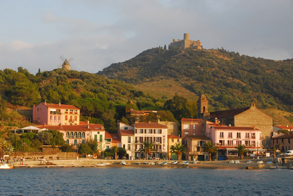 Port d'Avall, Collioure, avec le moulin et Fort St-Elme