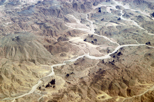 Wadi in the Hoggar Mountains (Tamanrasset Massif) Algeria (22 11 32N/006 00 01E)