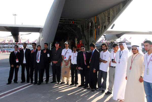 DAE Univsersity group photo with the C-17, Dubai Airshow 2007