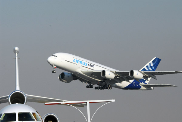 Airbus A380 take-off, F-WWEA, Dubai Airshow 2007