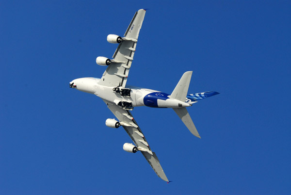Airbus A380, gear retraction, Dubai Airshow 2007