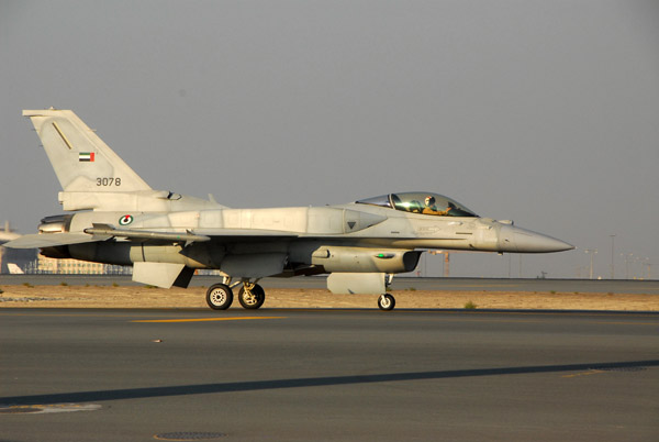 UAE Air Force F-16 taxiing at Dubai (reg 3078)