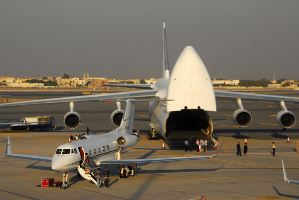 Antonov 124 and Gulfstream G-II(SP) ZS-LOG, Dubai Airshow