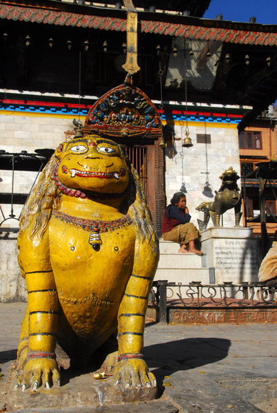 Painted lion in front of Mahendreshwar Temple
