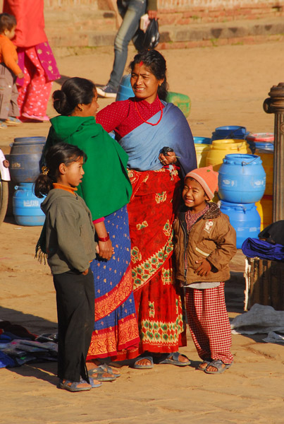 Women and children at the morning market, Taumadhi Tole, Bhaktaur