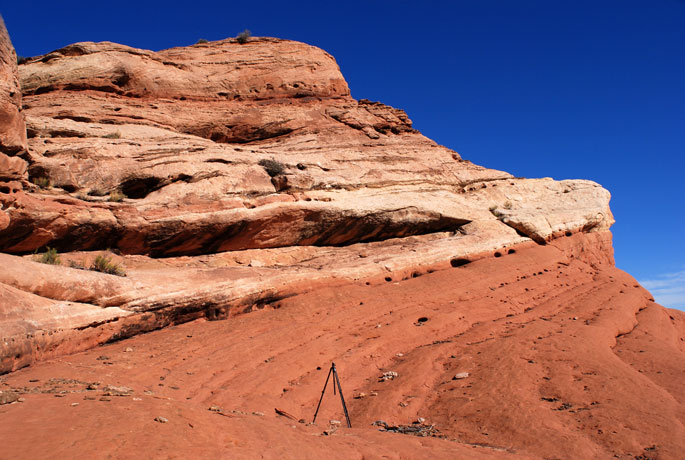 One-tone Joe Tripod on two-tone sandstone