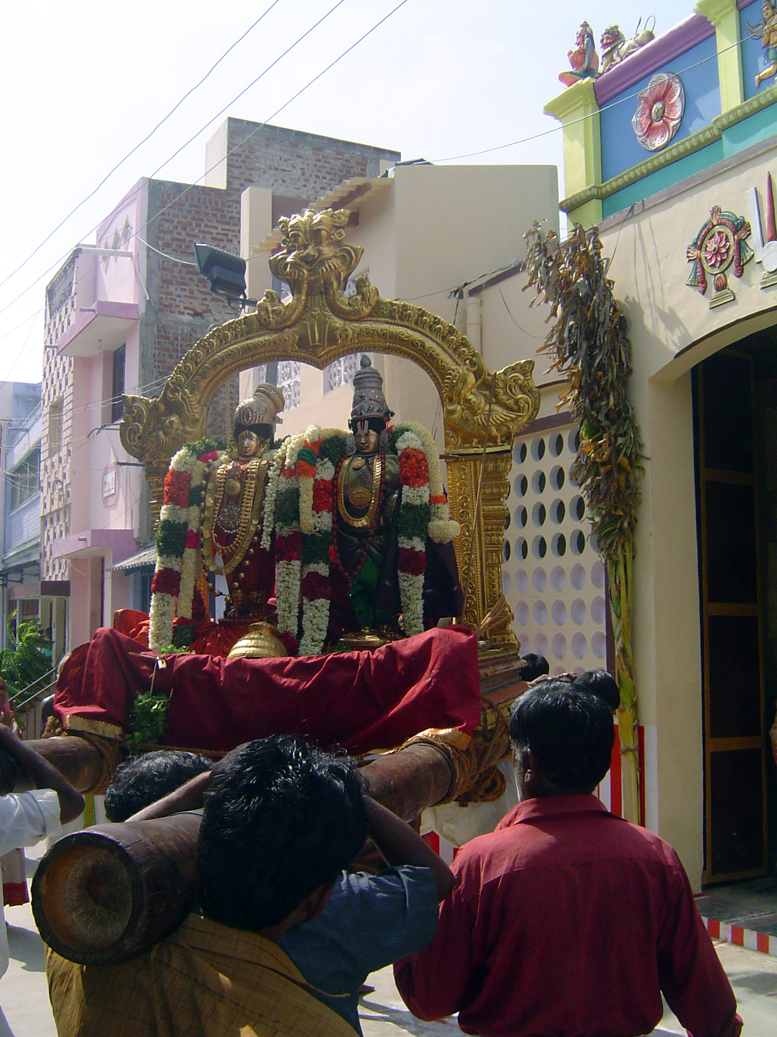07_2011_Srivilliputtur_Thiruvaadipuram_Day07_Morning_EnteringKuppanIyengarSwamiThirumaaligai.JPG