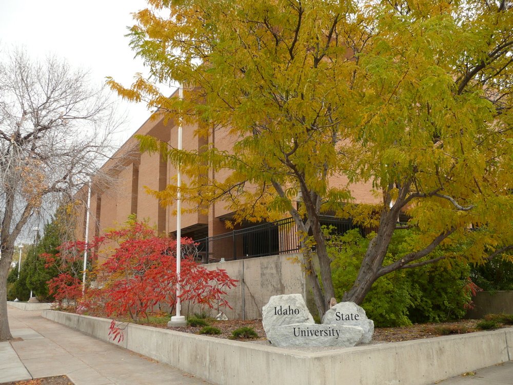 ISU Eli Oboler Library in the Fall P1010113.jpg