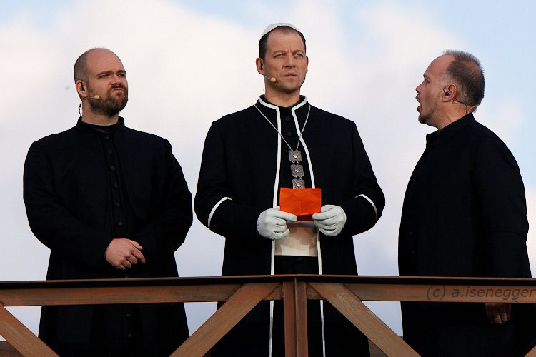 evin Armstrong als 3. Priester. Christoph Stegemann als Kaiphas. Samuel Kobel als Priester