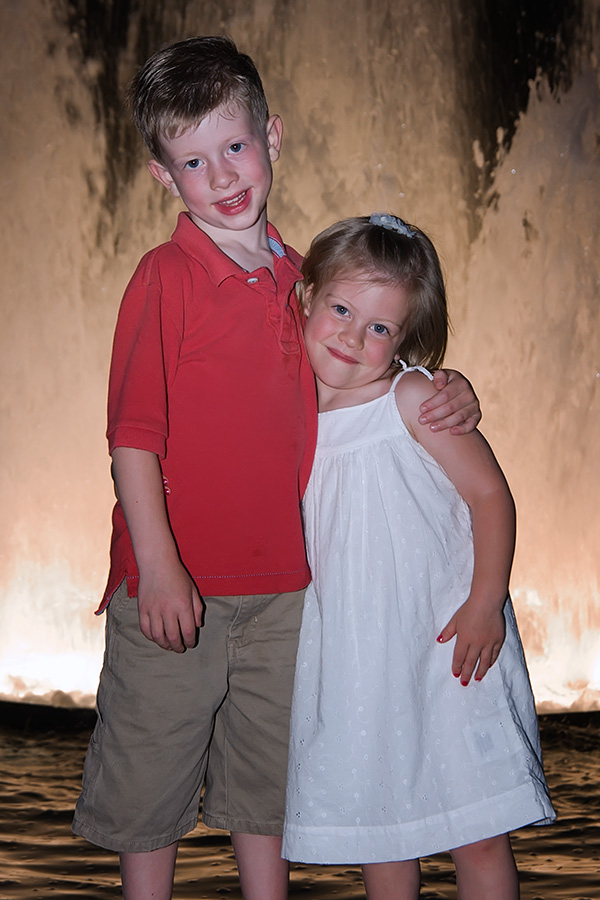 Ryan hugs cait at fountain (Georgia)