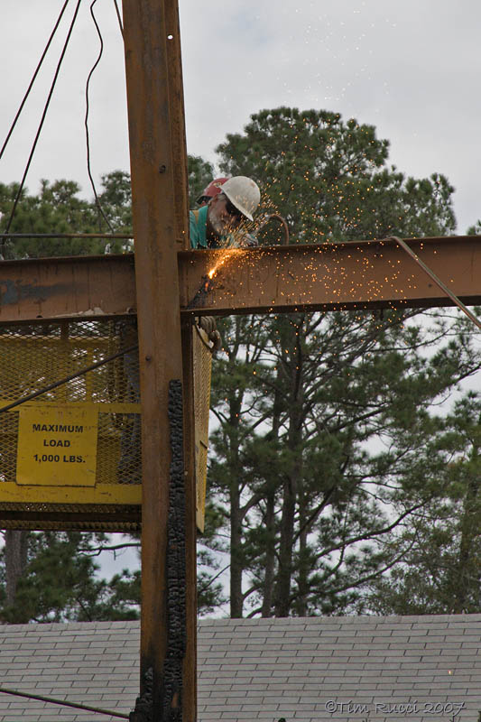 36444 - Workers removing steel beams