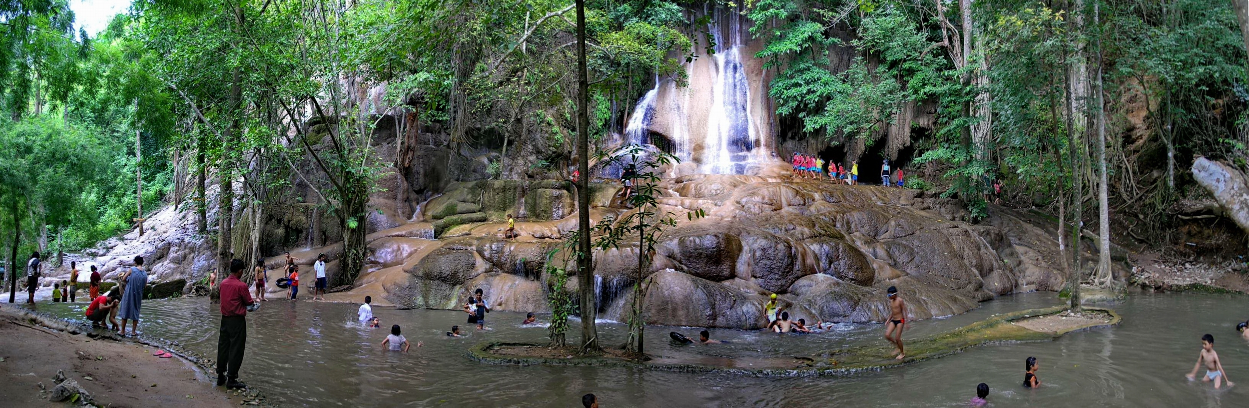 Saiyok Noi Waterfall