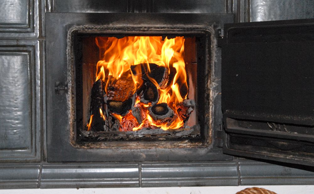 Feuer im Kachelofen, Juni 2006