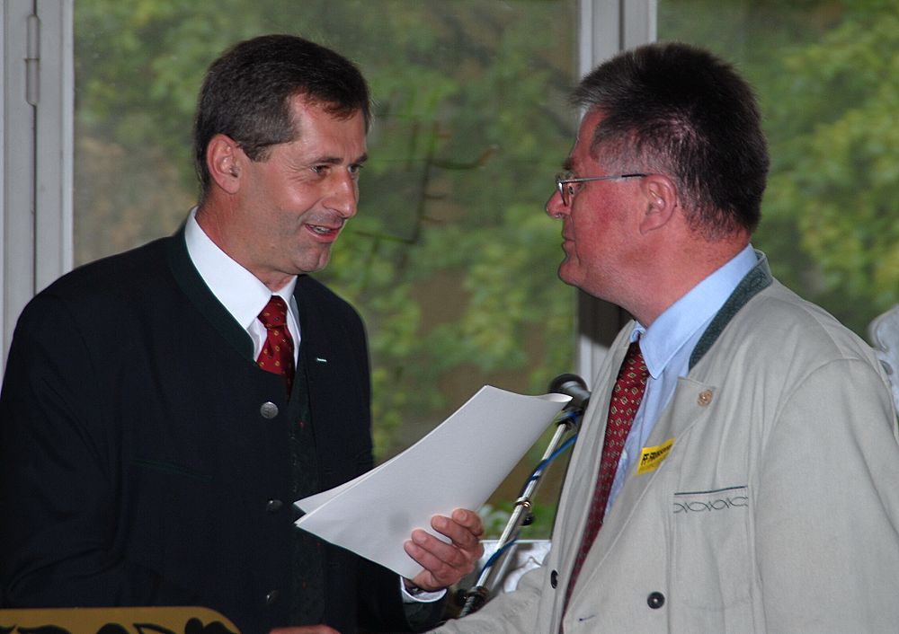 Abg. Martin Preineder gratuliert Walter Dettmann zur Verdienstmedaille in Silber