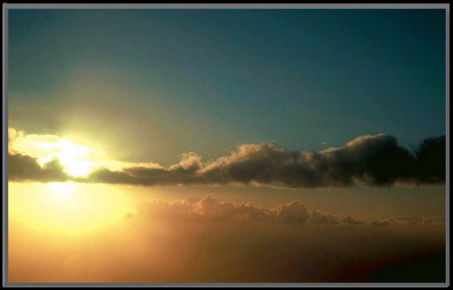 GOLDEN SKY - SUNSET BEHIND THE CLOUDS