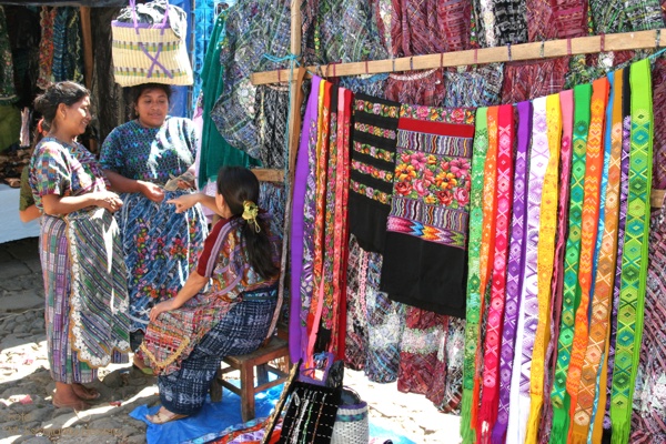 Venta de Ropa Tipica en el Mercado Dominical