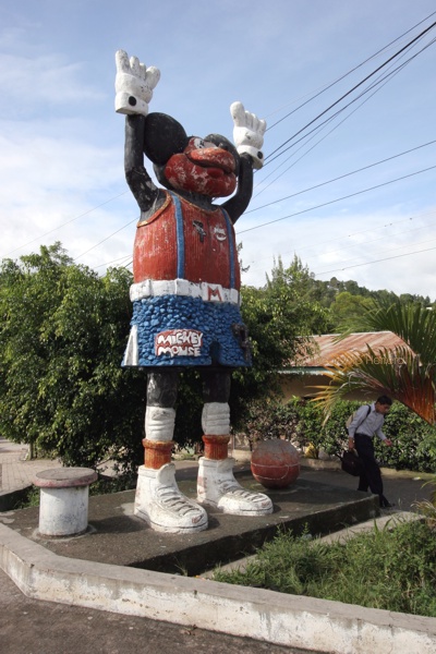 Estatua Gigante de Mickey Mouse